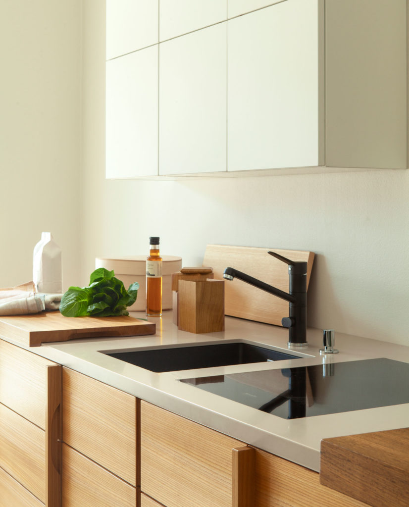 Hanni Koroman suunnittelema ja Avancen valmistama Lokal Kitchen on esillä Avancen showroomissa Musekadulla Helsingissä.