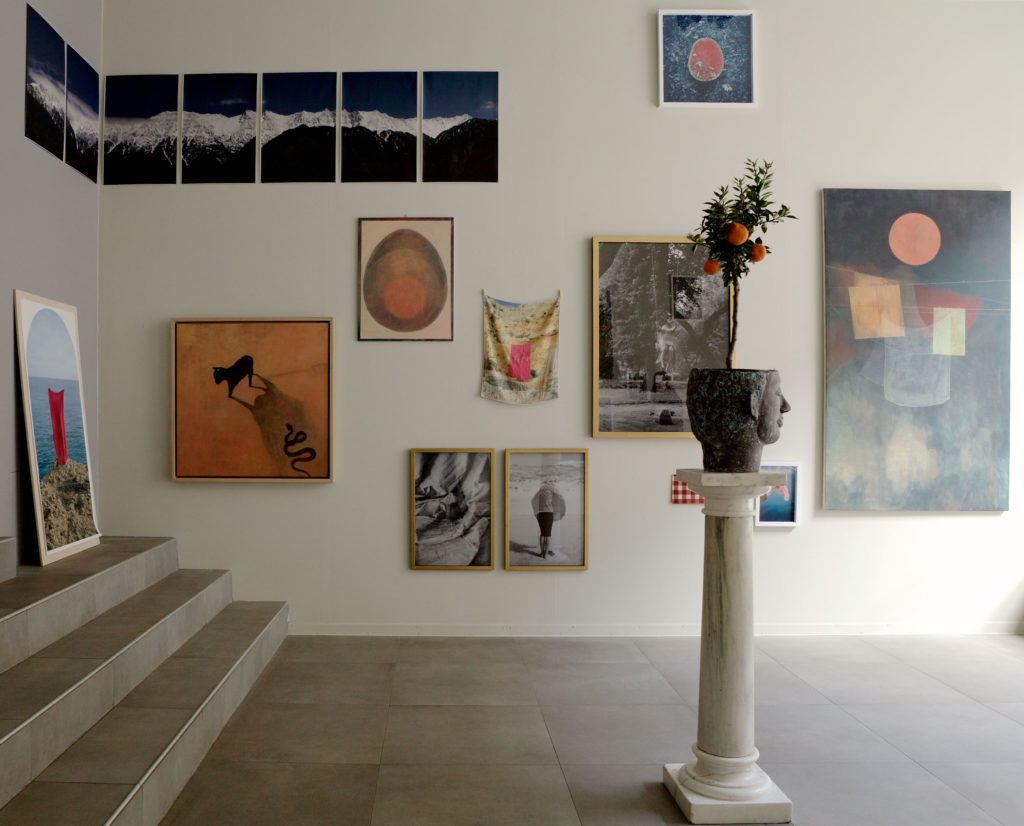 7.–29.4.2018
Ananya and Aurea Tanttu (b. 1994 & -96) are real-life sisters raised in between continents and cultures. Their visual dialogue possesses an aesthetic which honours a forgotten romanticism.