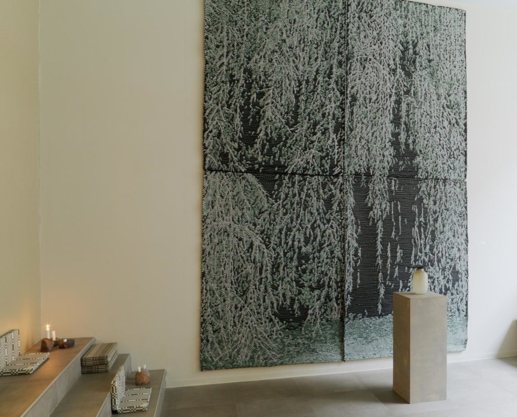 18.11.2020–23.1.2021
The Itkupaju exhibition intertwines Itkupaju, a large textile piece by Outi Martikainen, with a sea of candles, and other accompanying art pieces.