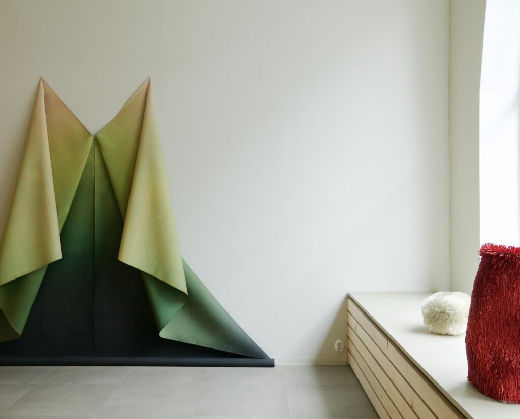 17.–27.3.2021
The artists challenge existing notions of language and form(s) (or formlessness) of both the ‘man-made’ and materials sourced from nature.