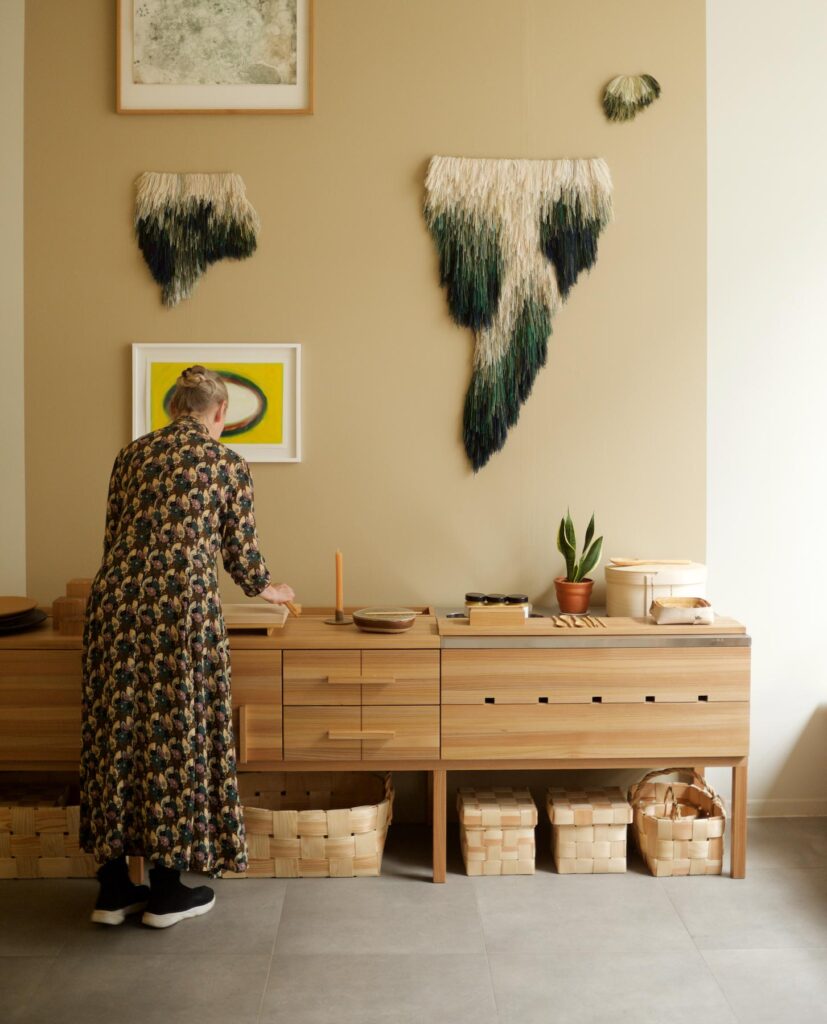 This both beautiful and functional kitchen got its design inspiration from a traditional planing bench, which has traditionally been used as a working desk.