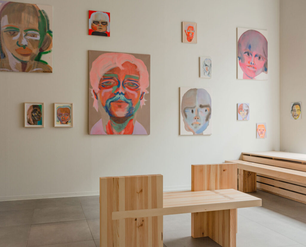 28.10.–19.11.2022
Linda Linko’s Blush ensemble of paintings and drawings has followed her for many years, waiting for the right moment to be presented.