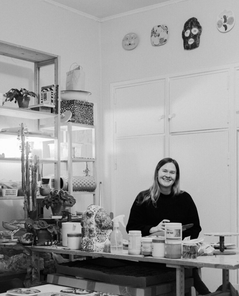 Armi Teva on Helsingissä asuva kuvataiteilija ja muotoilija. Teva toimii monialaisesti mm. kuvanveiston, kuvituksen ja julkisen taiteen parissa. Töitä yhdistää leikkisä tyyli, rohkea värien käyttö ja intohimo piirtämiseen. Keramiikka on yksi Tevalle läheinen materiaali. Hän piti laajan näyttelyn keraamista reliefeistään Lokalin White Wallilla vuoden 2024 loppupuolella.