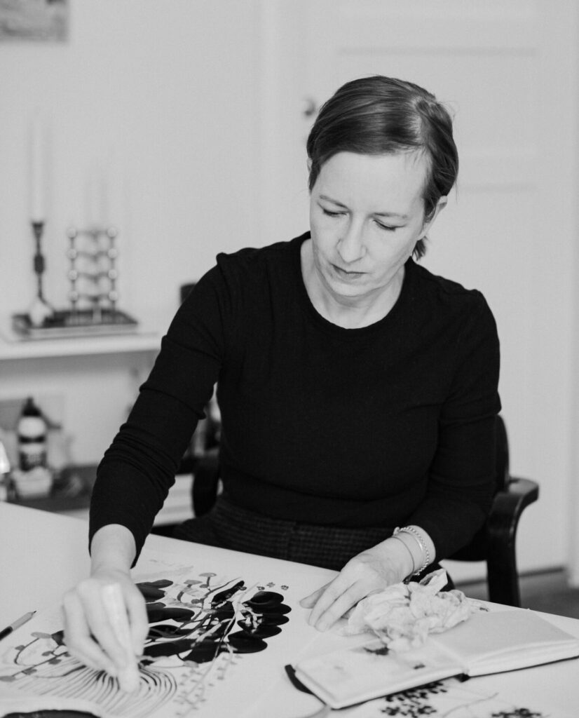 Réka Király on visuaalinen tarinankertoja. Hän syntyi Budapestissa, Unkarissa, ja asuu ja työskentelee tällä hetkellä Helsingissä. Kiralyn teokset vangitsevat ihmisten herkkää individualismia ja ainutlaatuisuutta kasvien muodossa. Nämä muotokuvat ovat dialogeja, jotka näyttävät esiin nousevia toistuvia elementtejä luonnossa. Vierailimme hänen kotiateljessaan Lokal White Wall Seedling -näyttelynsä yhteydessä.