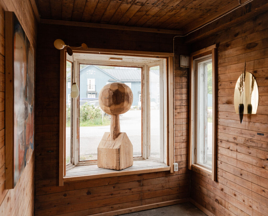 15.6.–24.8.2025
This summer, Lokal makes an all-summer-long expedition to Billnäs, an old ironworks village to the West of Helsinki. Bringing beauty in the form of artwork, crafts and handmade homeware into a space which still starkly echoes its unique history, the Sommarstilleben exhibition is a celebration of Lokal’s core values. The still lifes are an ode to the magical, fleeting nature of the Nordic summer.