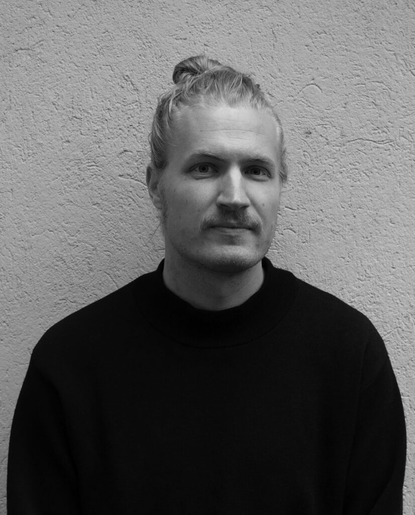 Hemmo Honkonen on Helsingissä työskentelevä muotoilija. Valmistunut Aalto-yliopistosta sisustusarkkitehdiksi (TaM) sekä soitinrakentaja-artesaaniksi IKATA:lta.
