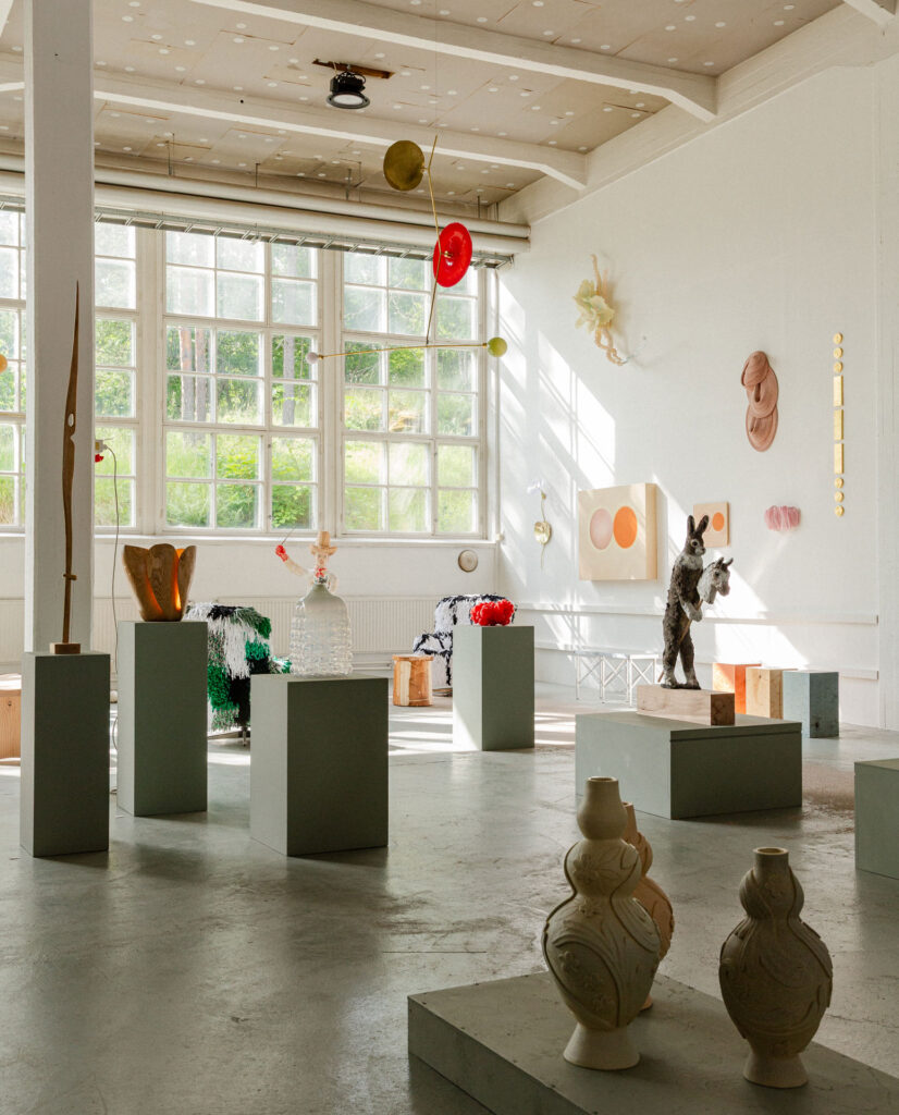 28.6.–23.8.2026
Lokal Gallerian kesäsatelliitti Billnäsissä
At First Blush juhlistaa tunnetta, joka kumpuaa uuden rakkauden näkemisestä, uuden vuodenajan heräämisestä tai taiteilijan löytämästä uudesta ilmaisusta. Näyttelyn teemana on uuden elämän puhkeaminen kukkaan loppukeväällä ja alkukesästä – tuo vuosittainen ihme.